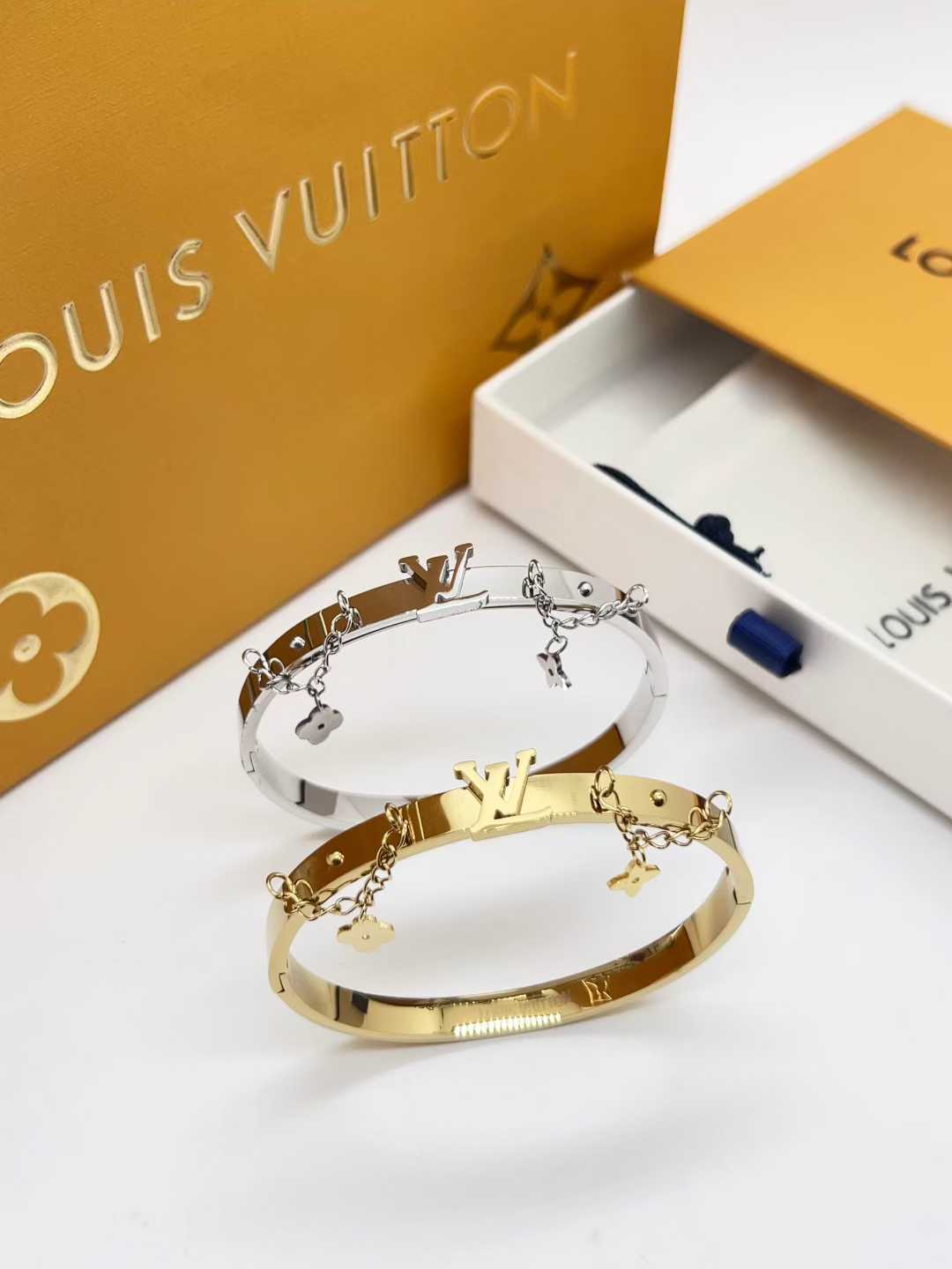 L&V bangle plain gold /plain silver high quality bracelet lovely dangle jewelry